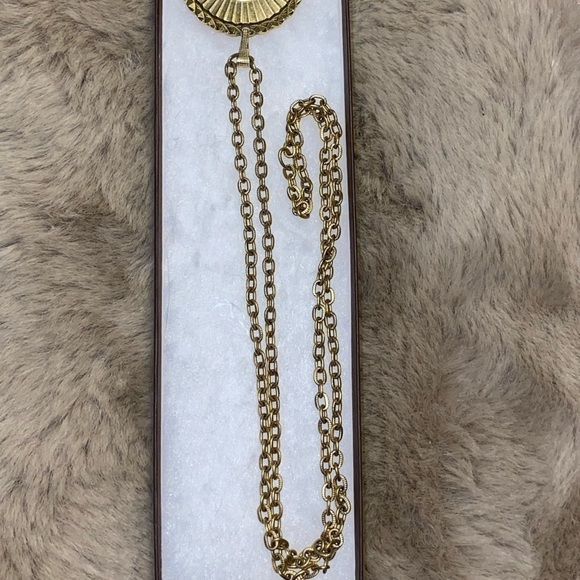 Vtg Caravelle By Bulova Watch Pendant & Chain Gold Tone Red Face 26” Chain - Picture 3 of 4